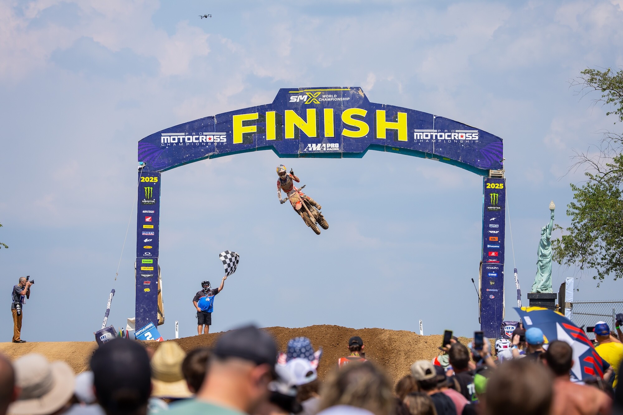 Jett Lawrence passed 17 riders in the final moto to put an exclamation point on his sixth straight victory and another 1-1 performance.