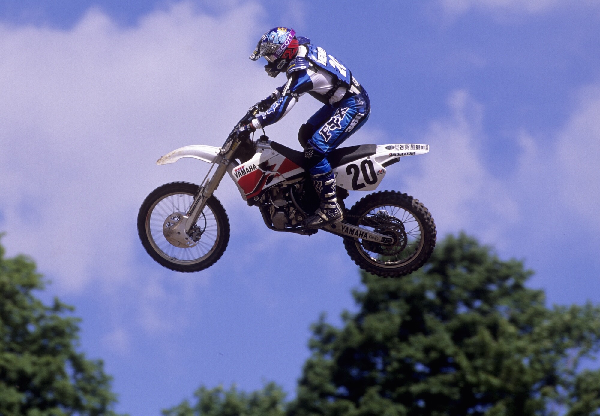 Henry debuted the four-stroke Yamaha in 1997 and went on to compete aboard it full time for the 1998 season in which he won the 250cc Pro Motocross title.